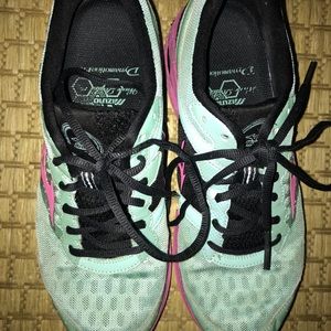 Mizuno tennis shoe women’s size 7